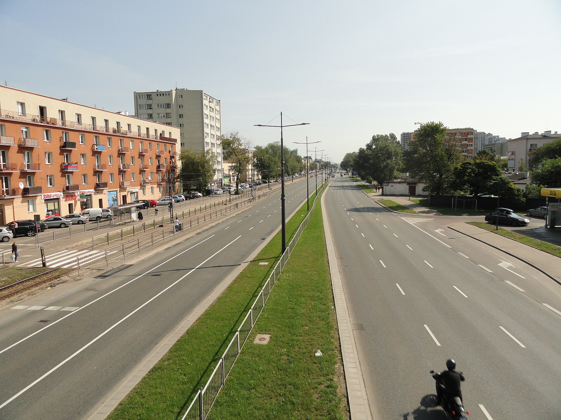 Ulica Grochowska w Warszawie, widok wzdłuż jezdni