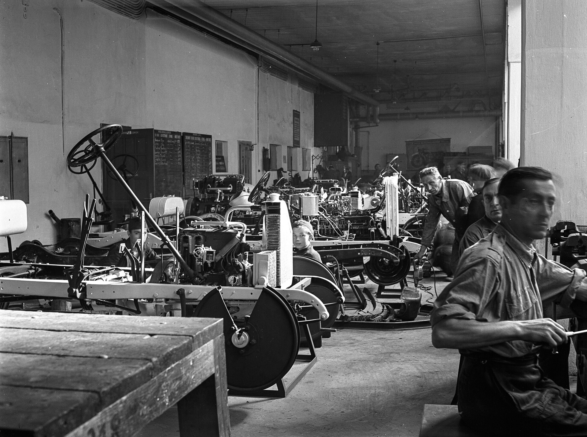 Archiwalne zdjęcie warsztatu samochodowego z 1943 roku