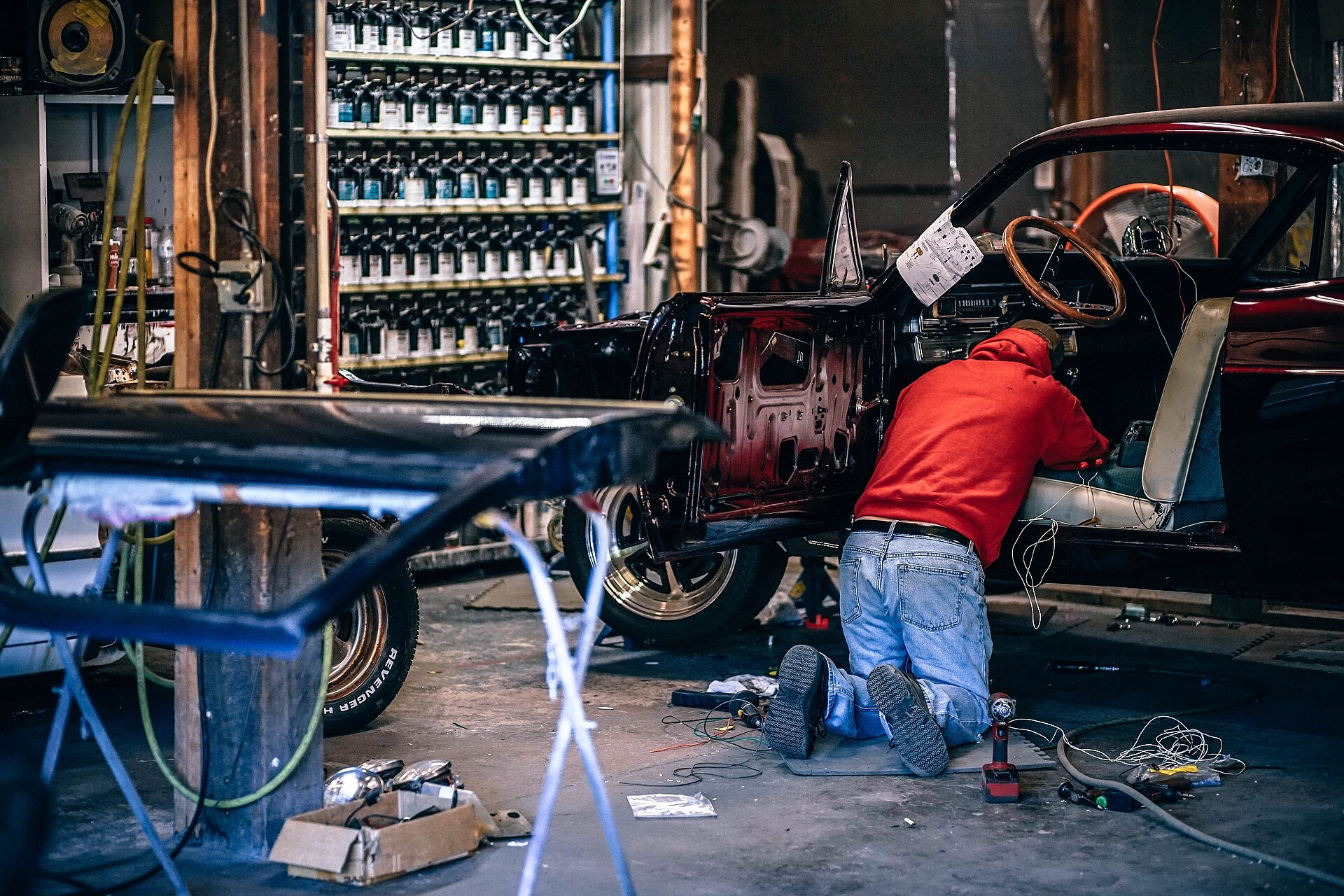 Mechanik pracuje przy samochodzie w warsztacie
